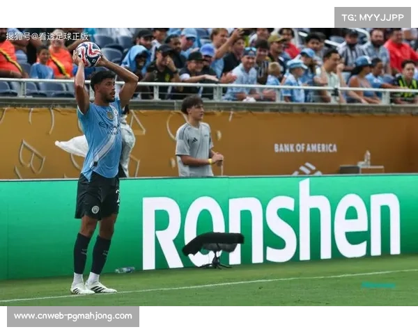 欧冠决赛终场哨响，冠军教练与球员相拥而泣